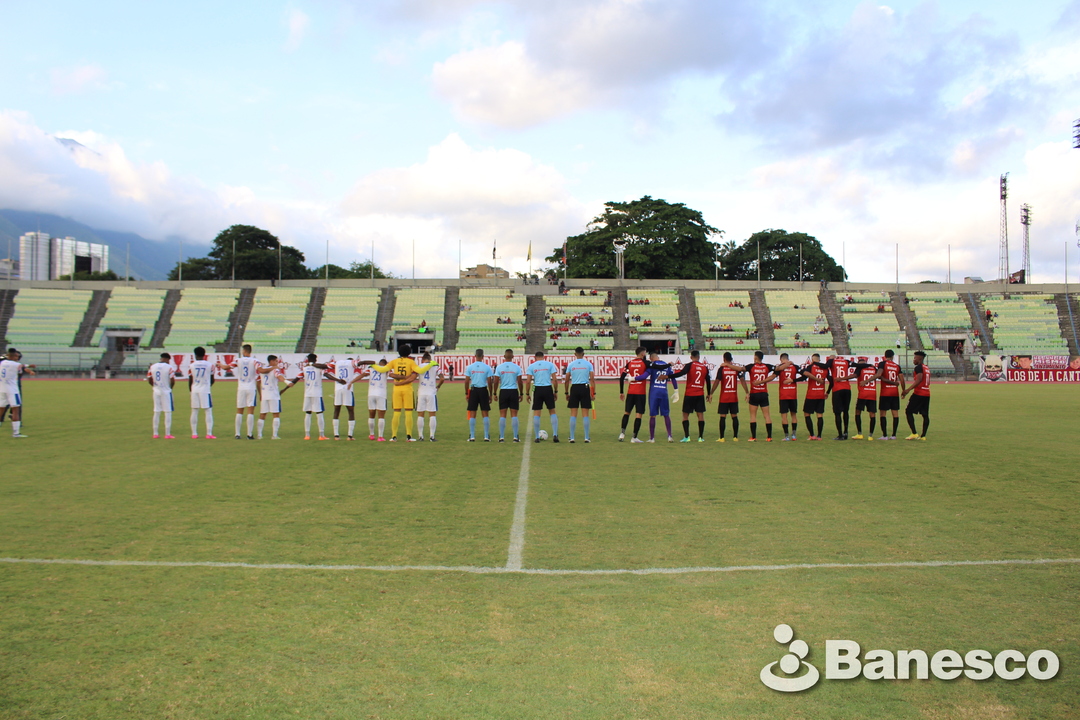 Caracas Fútbol Club y Academia Puerto Cabello presentándose ante las ...